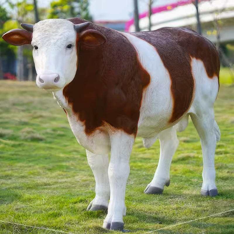 Patung lembu palsu yang besar untuk taman - patung haiwan ladang gentian kaca untuk hiasan luaran